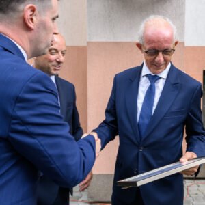 Zdjęcie przedstawia uczestników otwarcia pracowni tomografii komputerowej w Nowej Dębie