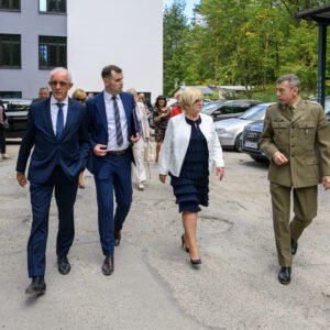 Zdjęcie przedstawia uczestników otwarcia pracowni tomografii komputerowej w Nowej Dębie