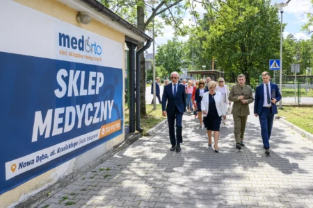 Zdjęcie przedstawia uczestników uroczystości otwarcia pracowni tomografii komputerowej w szpitalu w Nowej Dębie