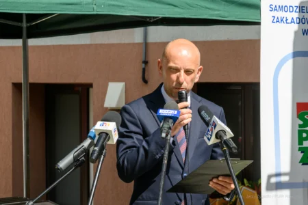 Zdjęcie przedstawia uczestników uroczystości otwarcia pracowni tomografii komputerowej w szpitalu w Nowej Dębie