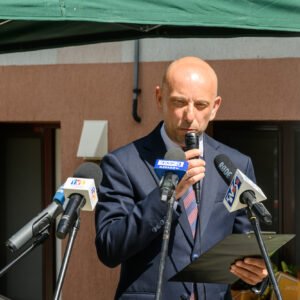 Zdjęcie przedstawia uczestników otwarcia pracowni tomografii komputerowej w Nowej Dębie