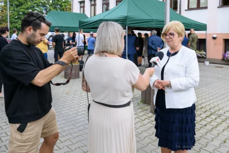 Zdjęcie przedstawia uczestników uroczystości otwarcia pracowni tomografii komputerowej w szpitalu w Nowej Dębie