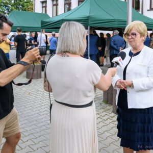 Zdjęcie przedstawia uczestników otwarcia pracowni tomografii komputerowej w Nowej Dębie