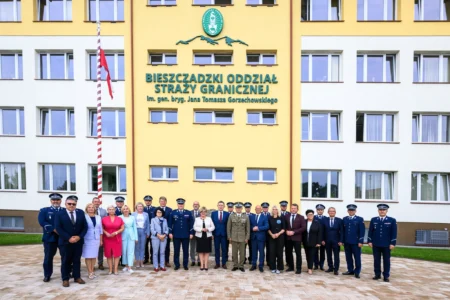 Zdjęcie przedstawia uczestników uroczystości podpisania porozumienia między strażą graniczną, policją a podkarpackimi szkołami średnimi