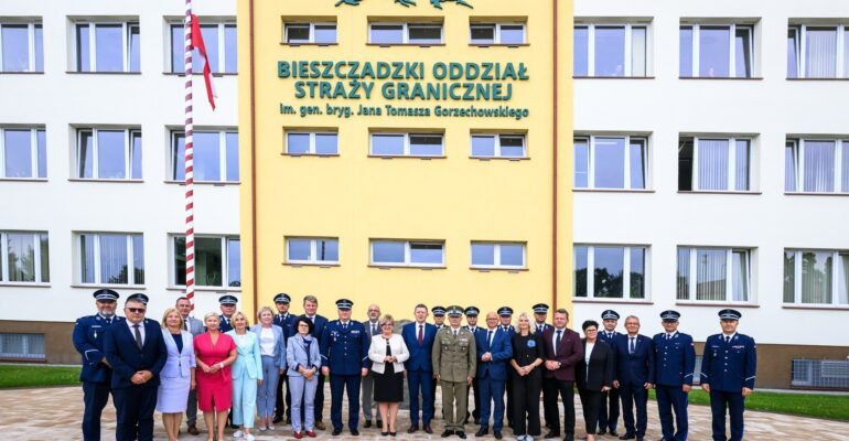 Zdjęcie przedstawia uczestników uroczystości podpisania porozumienia między strażą graniczną, policją a podkarpackimi szkołami średnimi