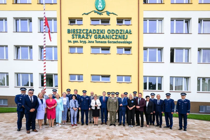 Zdjęcie przedstawia uczestników uroczystości podpisania porozumienia między strażą graniczną, policją a podkarpackimi szkołami średnimi