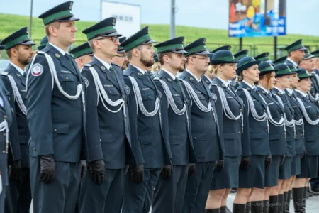 Zdjęcie przedstawia uczestników uroczystości przekazania skanerów RTG