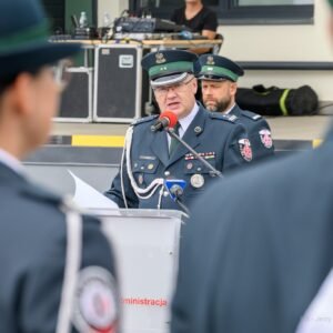 Zdjęcie przedstawia uczestników uroczystości przekazania skanerów RTG
