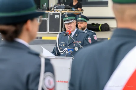 Zdjęcie przedstawia uczestników uroczystości przekazania skanerów RTG