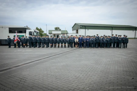 Zdjęcie przedstawia uczestników uroczystości przekazania skanerów RTG