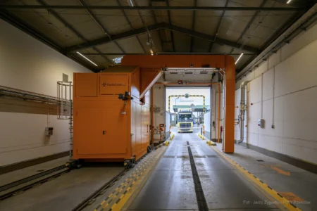 Zdjęcie przedstawia skaner RTG