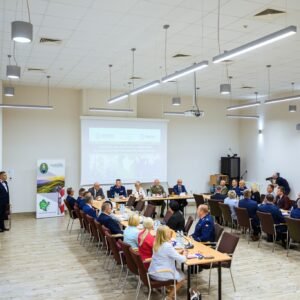 Zdjęcie przedstawia uczestników uroczystości podpisania porozumienia między strażą graniczną, policją a podkarpackimi szkołami średnimi