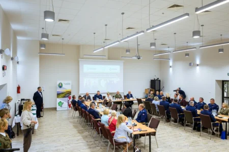 Zdjęcie przedstawia uczestników uroczystości podpisania porozumienia między strażą graniczną, policją a podkarpackimi szkołami średnimi