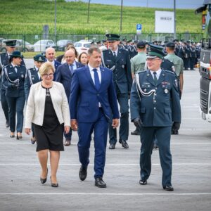 Zdjęcie przedstawia uczestników uroczystości przekazania skanerów RTG