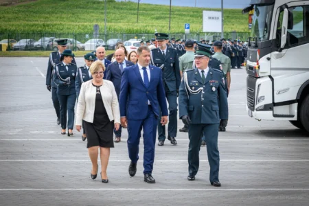 Zdjęcie przedstawia uczestników uroczystości przekazania skanerów RTG