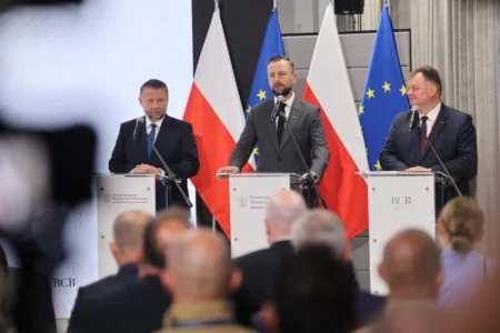 Zdjęcie przedstawia uczestników konferencji prasowej