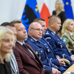 Zdjęcie przedstawia uczestników uroczystości podpisania porozumienia między strażą graniczną, policją a podkarpackimi szkołami średnimi