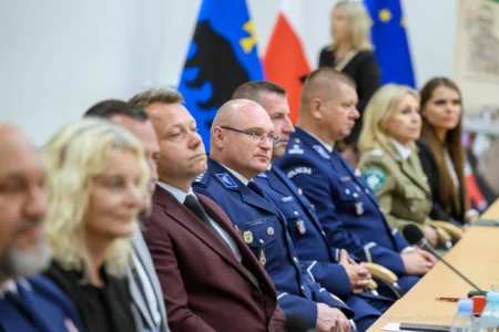 Zdjęcie przedstawia uczestników uroczystości podpisania porozumienia między strażą graniczną, policją a podkarpackimi szkołami średnimi