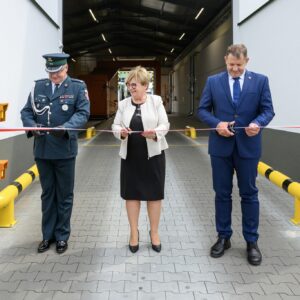 Zdjęcie przedstawia uczestników uroczystości przekazania skanerów RTG