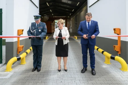 Zdjęcie przedstawia uczestników uroczystości przekazania skanerów RTG