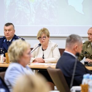 Zdjęcie przedstawia uczestników uroczystości podpisania porozumienia między strażą graniczną, policją a podkarpackimi szkołami średnimi