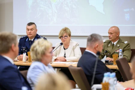 Zdjęcie przedstawia uczestników uroczystości podpisania porozumienia między strażą graniczną, policją a podkarpackimi szkołami średnimi