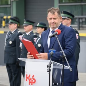 Zdjęcie przedstawia uczestników uroczystości przekazania skanerów RTG