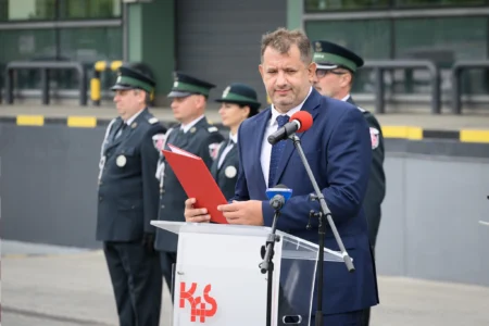 Zdjęcie przedstawia uczestników uroczystości przekazania skanerów RTG