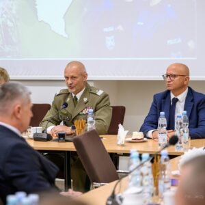 Zdjęcie przedstawia uczestników uroczystości podpisania porozumienia między strażą graniczną, policją a podkarpackimi szkołami średnimi