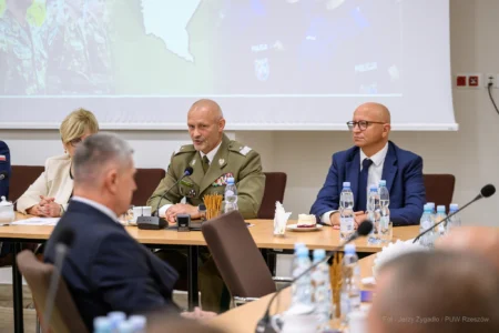 Zdjęcie przedstawia uczestników uroczystości podpisania porozumienia między strażą graniczną, policją a podkarpackimi szkołami średnimi