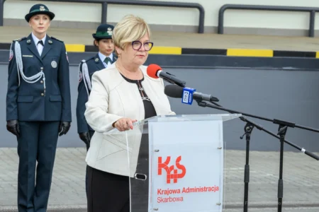 Zdjęcie przedstawia uczestników uroczystości przekazania skanerów RTG