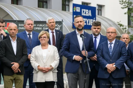 Zdjęcie przedstawia uczestników wydarzeń związanych z wizytą wicepremiera, ministra obrony narodowej Władysława Kosiniaka-Kamysza na Podkarpaciu