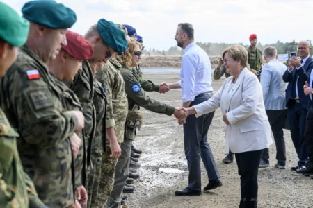 Zdjęcie przedstawia uczestników wydarzeń związanych z wizytą wicepremiera, ministra obrony narodowej Władysława Kosiniaka-Kamysza na Podkarpaciu