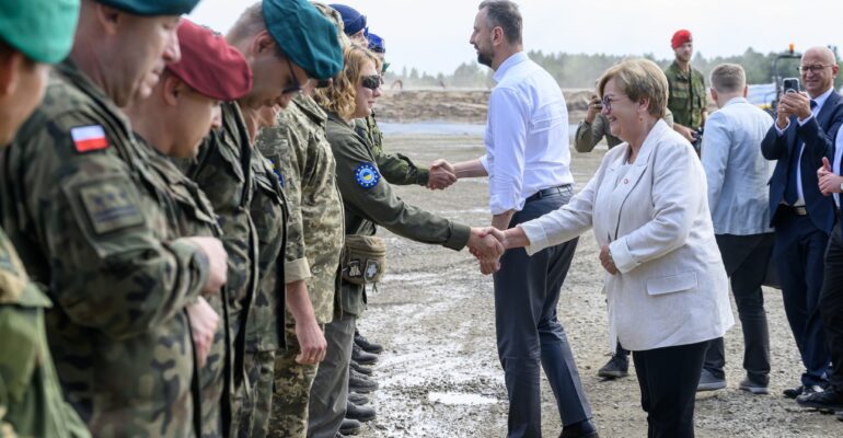 Poligon Nowa Dęba - Lipca. Wojewoda podkarpacki Teresa Kubas-Hul oraz wicepremier Władysław Kosiniak-Kamysz witają się z żołnierzami.