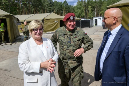 Zdjęcie przedstawia uczestników wydarzeń związanych z wizytą wicepremiera, ministra obrony narodowej Władysława Kosiniaka-Kamysza na Podkarpaciu