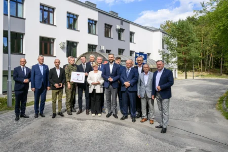 Zdjęcie przedstawia uczestników wydarzeń związanych z wizytą wicepremiera, ministra obrony narodowej Władysława Kosiniaka-Kamysza na Podkarpaciu