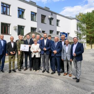 Uczestnicy spotkania z ministrem obrony narodowej, Zdjęcie przed Szpitalem Powiatowym w Nowej Dębie.