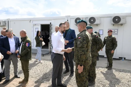 Zdjęcie przedstawia uczestników wydarzeń związanych z wizytą wicepremiera, ministra obrony narodowej Władysława Kosiniaka-Kamysza na Podkarpaciu