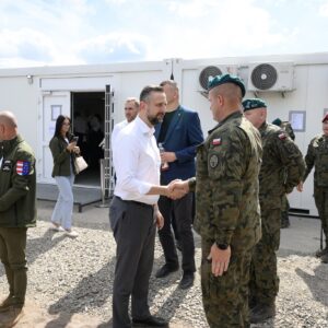 Powitanie ministra obrony narodowej z żołnierzami na poligonie.