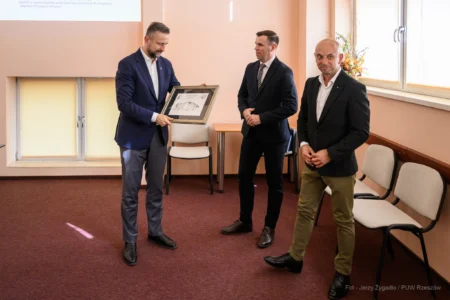 Zdjęcie przedstawia uczestników wydarzeń związanych z wizytą wicepremiera, ministra obrony narodowej Władysława Kosiniaka-Kamysza na Podkarpaciu