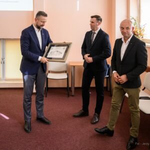 Minister obrony narodowej na spotkaniu w Szpitalu Powiatowym w Nowej Dębie. Z podarunkiem - grafiką od dyrektora szpitala. Obok stoi Paweł Bartoszek, starosta tarnobrzeski.