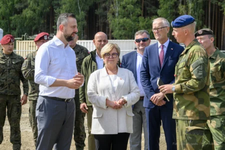 Zdjęcie przedstawia uczestników wydarzeń związanych z wizytą wicepremiera, ministra obrony narodowej Władysława Kosiniaka-Kamysza na Podkarpaciu