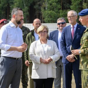Wojewoda podkarpacki oraz wicepremier w otoczeniu żołnierzy na poligonie w Nowej Dębie.