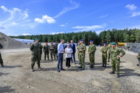 Zdjęcie przedstawia uczestników wydarzeń związanych z wizytą wicepremiera, ministra obrony narodowej Władysława Kosiniaka-Kamysza na Podkarpaciu