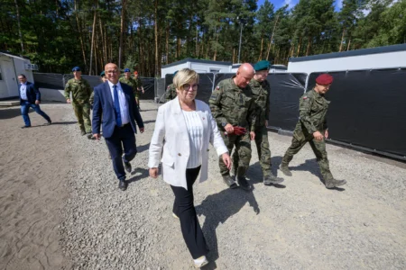 Zdjęcie przedstawia uczestników wydarzeń związanych z wizytą wicepremiera, ministra obrony narodowej Władysława Kosiniaka-Kamysza na Podkarpaciu