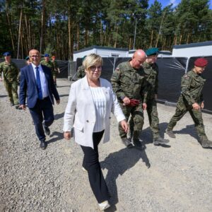 Poligon Nowa Dęba – Lipa. Wojewoda podkarpacki idąca wraz z żołnierzami oraz Jerzym Tabinem, dyrektorem Biura Wojewody.