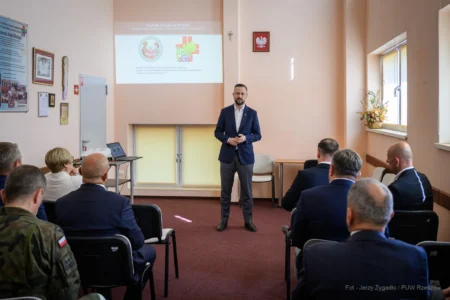 Zdjęcie przedstawia uczestników wydarzeń związanych z wizytą wicepremiera, ministra obrony narodowej Władysława Kosiniaka-Kamysza na Podkarpaciu