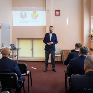 Minister obrony narodowej na spotkaniu w Szpitalu Powiatowym w Nowej Dębie.