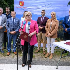 Uczestnicy podpisania umowy na zabezpieczenia osuwiska w CIsnej
