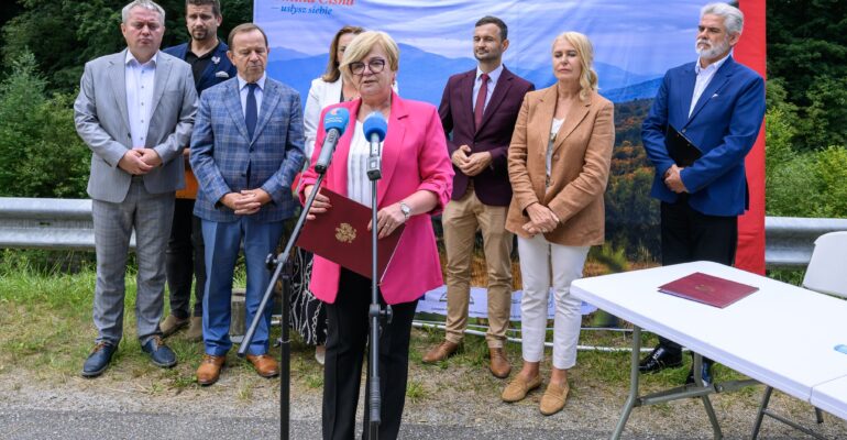Uczestnicy podpisania umowy na zabezpieczenia osuwiska w CIsnej
